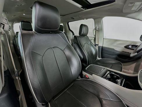 Used 2023 Chrysler Pacifica Limited FWD image 30