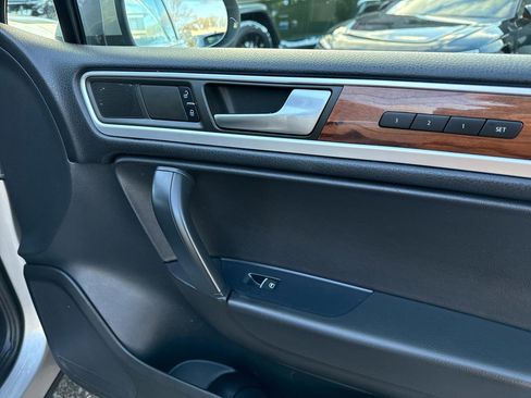 Used 2011 Volkswagen Touareg Hybrid image 33