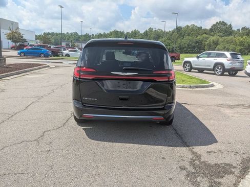 Used 2023 Chrysler Pacifica Touring-L FWD image 4