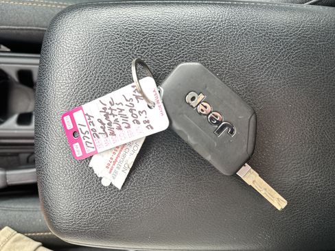 Used 2024 Jeep Wrangler Unlimited AWD/4WD image 29