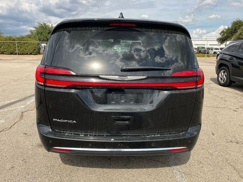 Used 2024 Chrysler Pacifica Touring-L FWD image 5
