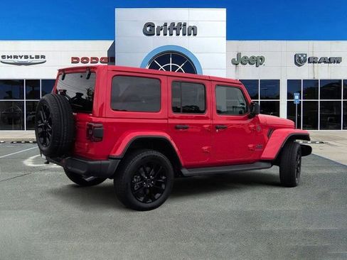 Used 2025 Jeep Wrangler Unlimited Sahara AWD/4WD image 4