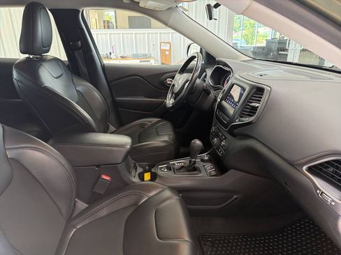 Used 2020 Jeep Cherokee Latitude Plus w/ Cold Weather Group AWD/4WD image 25