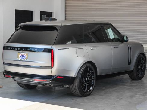 Used 2025 Land Rover Range Rover SE AWD/4WD image 4