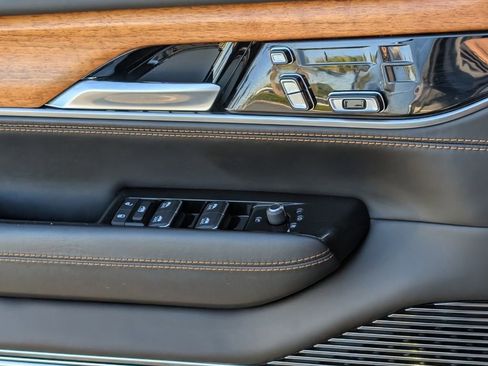Used 2022 Jeep Grand Wagoneer Series III w/ Rear Seat Video Group 1 AWD/4WD image 29
