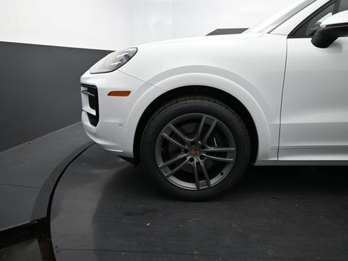 Certified 2025 Porsche Cayenne AWD/4WD image 11