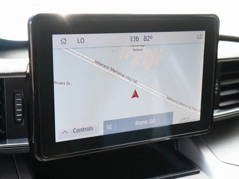 Used 2022 Ford Explorer XLT w/ Equipment Group 202A image 4