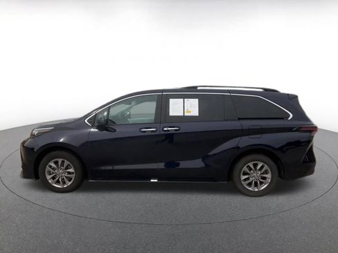 Used 2025 Toyota Sienna XLE FWD image 9
