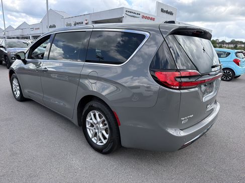 Used 2025 Chrysler Pacifica Select FWD image 8