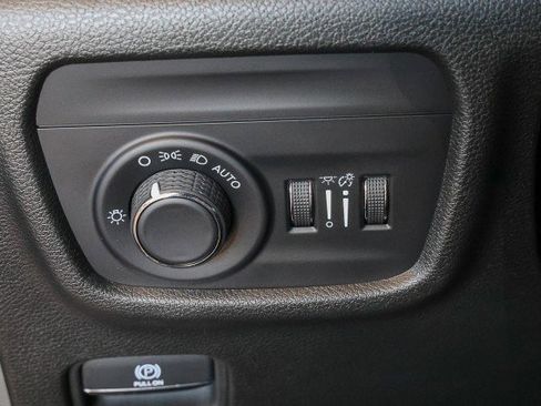 Used 2023 Jeep Grand Cherokee Laredo image 25