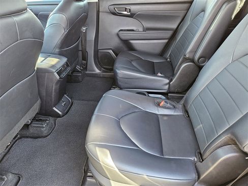 Used 2024 Toyota Highlander XLE image 30