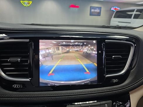 Used 2020 Chrysler Pacifica Limited FWD image 26