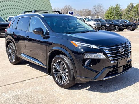 Used 2025 Nissan Rogue Platinum FWD image 2