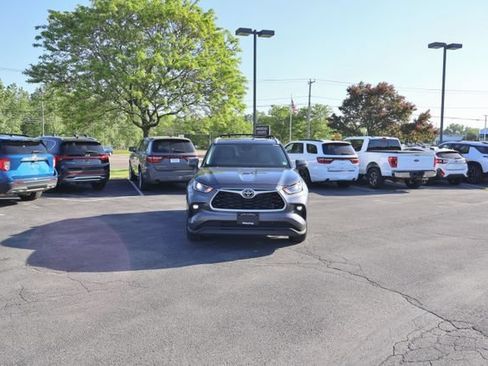 Used 2023 Toyota Highlander XLE AWD/4WD image 11
