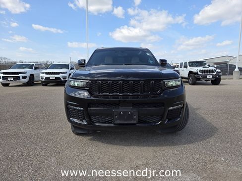 Used 2024 Jeep Grand Cherokee L Limited w/ Black Appearance Package image 2