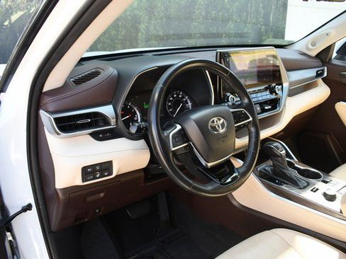 Used 2020 Toyota Highlander Platinum image 14