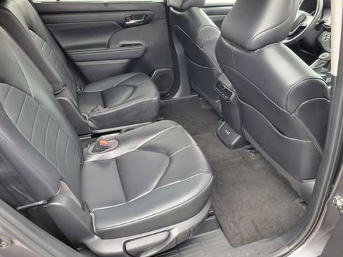 Used 2023 Toyota Highlander XLE FWD image 22