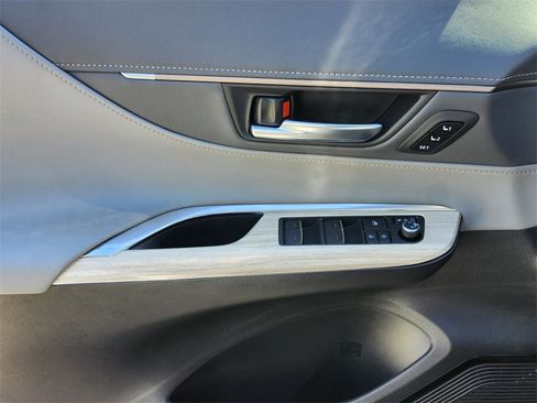 Used 2021 Toyota Venza Limited image 29