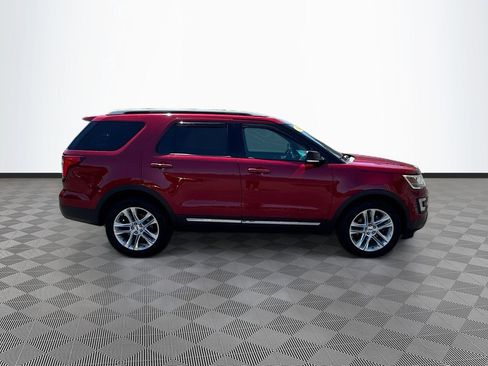 Used 2016 Ford Explorer XLT w/ Equipment Group 202A AWD/4WD image 32