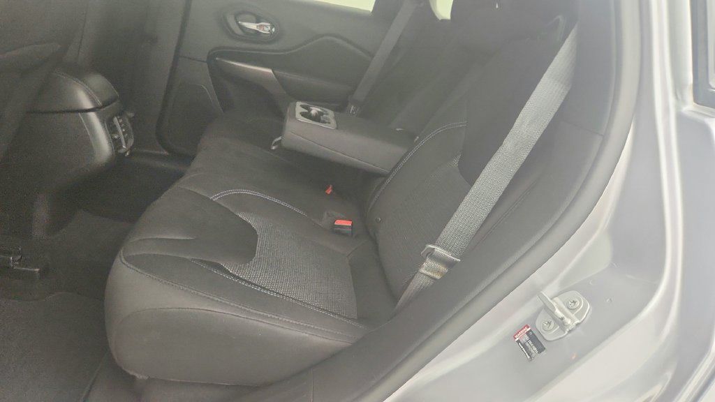 Used 2019 Jeep Cherokee Latitude w/ Popular Appearance Group FWD image 22