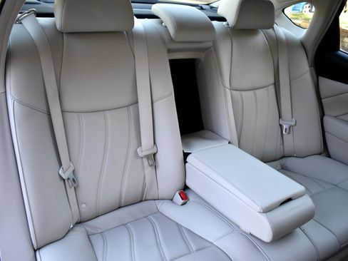 Used 2017 INFINITI Q70 L 3.7 w/ Deluxe Touring Package image 39