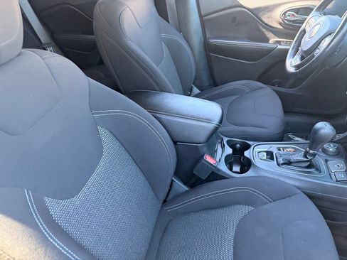 Used 2020 Jeep Cherokee Latitude w/ Cold Weather Group AWD/4WD image 11