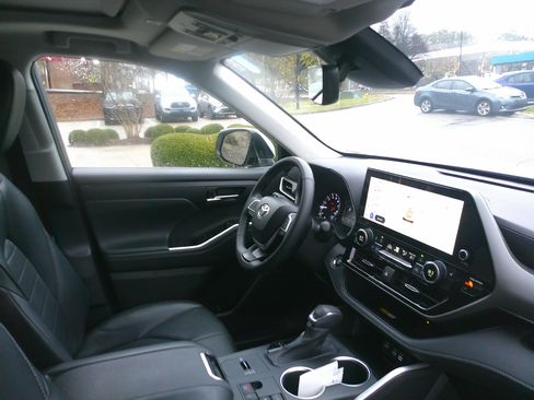 Used 2023 Toyota Highlander XLE image 33