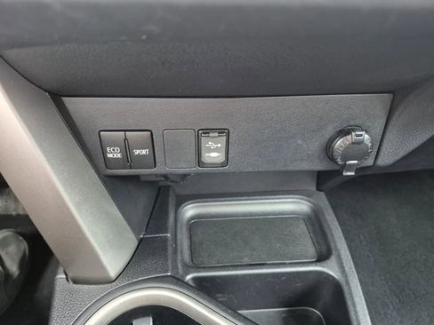 Used 2018 Toyota RAV4 LE FWD image 22