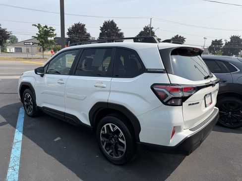 Used 2025 Subaru Forester Premium AWD/4WD image 5