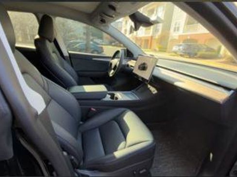 Used 2025 Tesla Model Y Performance image 10