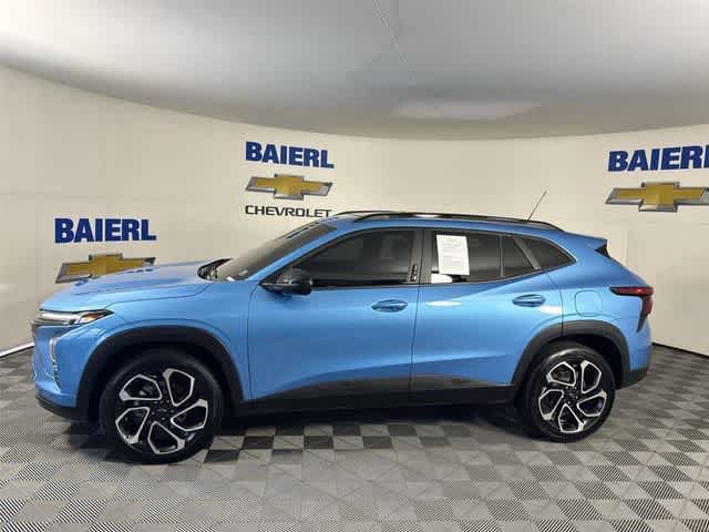 Used 2025 Chevrolet Trax RS w/ Sunroof Package FWD image 2
