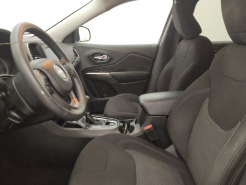 Used 2019 Jeep Cherokee Latitude w/ Popular Appearance Group image 17