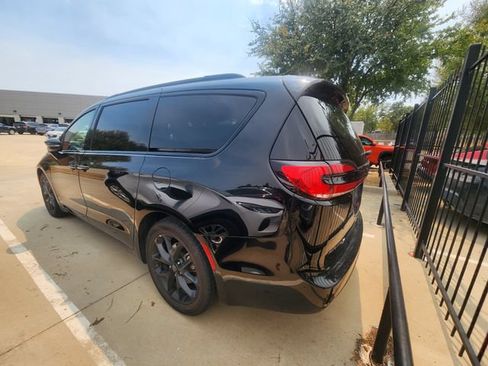 Used 2025 Chrysler Pacifica Limited FWD image 3