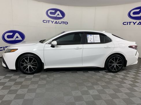 Used 2022 Toyota Camry SE w/ Convenience Package image 4