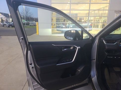 Used 2023 Toyota RAV4 SE image 17