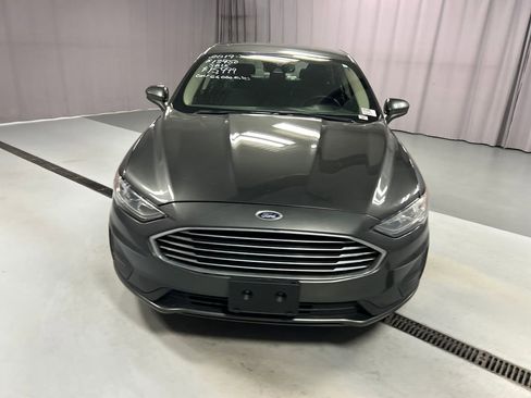 Used 2019 Ford Fusion SE image 2