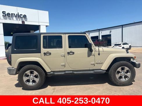 Used 2017 Jeep Wrangler Unlimited Sahara w/ Dual Top Group AWD/4WD image 7