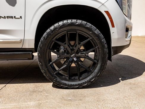 Used 2026 GMC Yukon Denali w/ Sun & Power Step Package AWD/4WD image 5