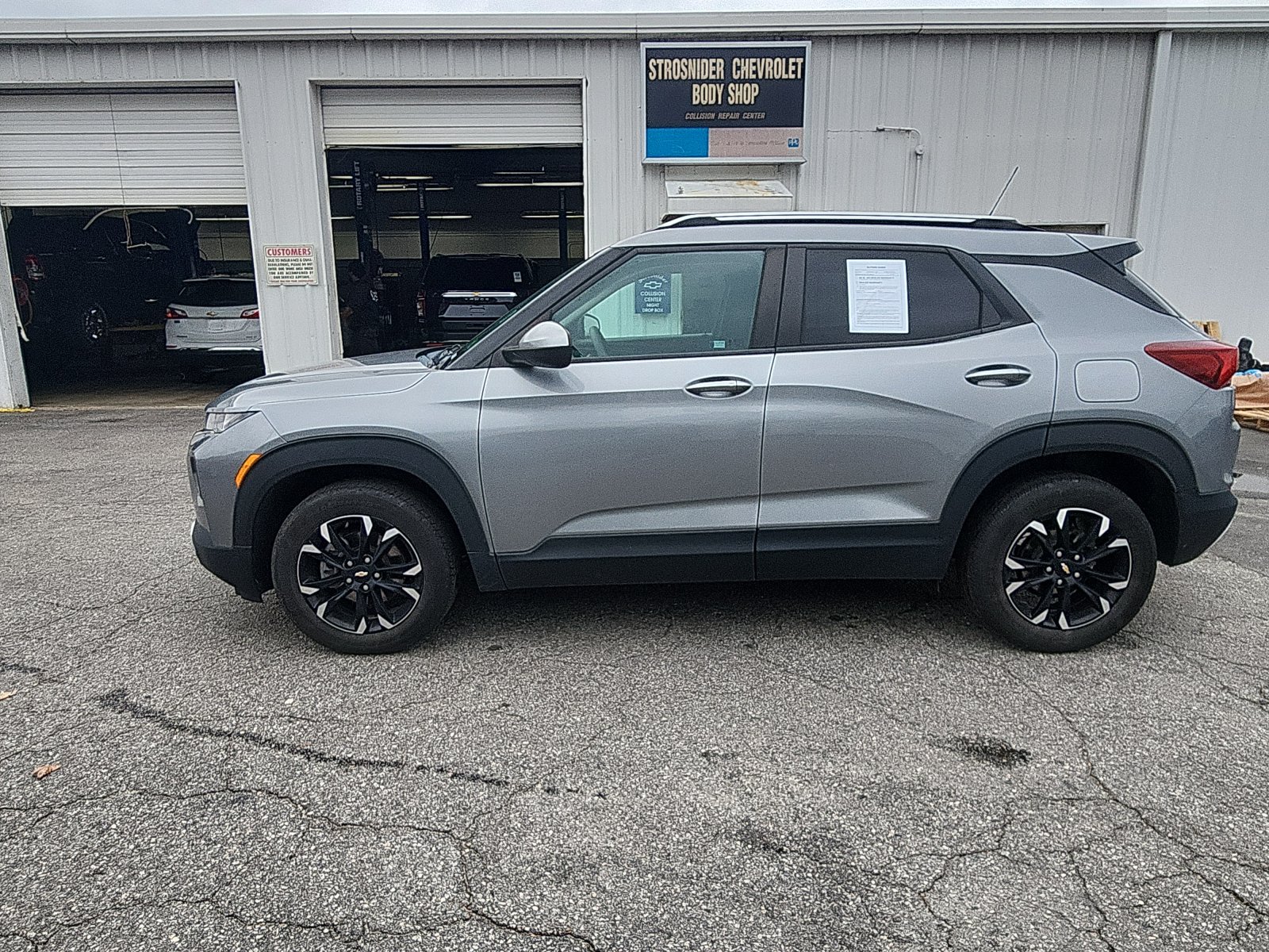 Used 2023 Chevrolet TrailBlazer LT FWD image 2
