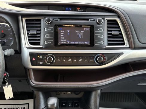 Used 2019 Toyota Highlander LE AWD/4WD image 23