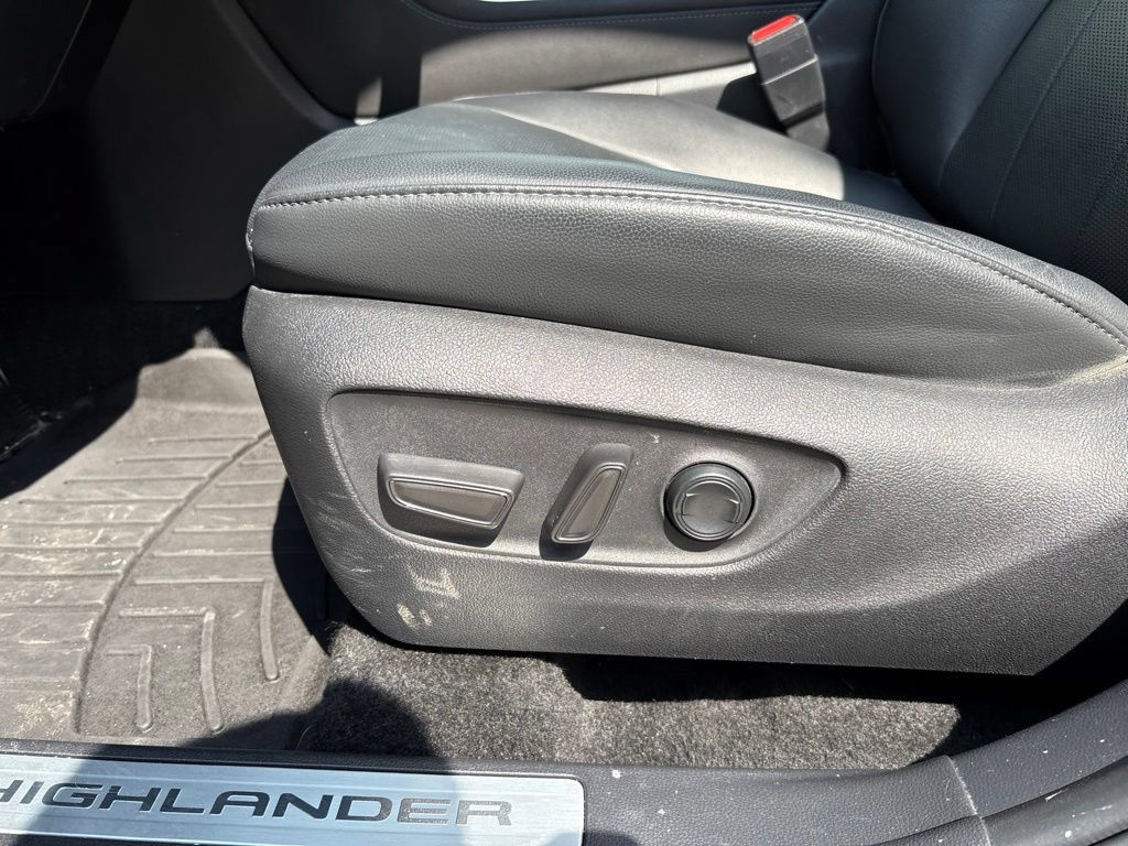 Used 2024 Toyota Highlander Limited AWD/4WD image 36