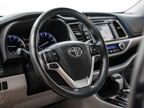 Used 2018 Toyota Highlander XLE FWD image 10