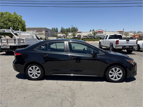 Used 2022 Toyota Corolla LE FWD image 2