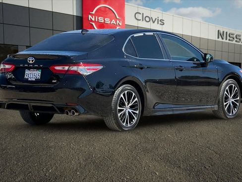 Used 2019 Toyota Camry SE FWD image 3