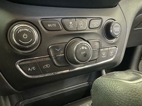Used 2019 Jeep Cherokee Latitude w/ Cold Weather Group AWD/4WD image 22