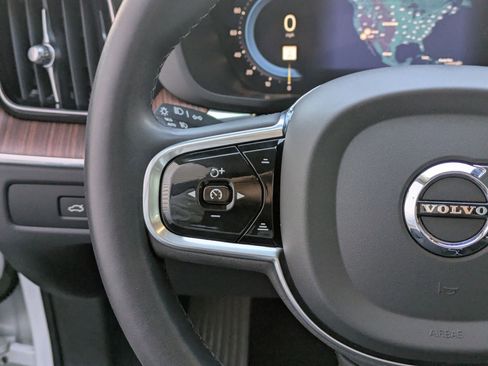 Used 2023 Volvo XC60 B5 Plus image 18