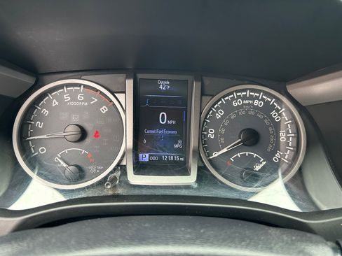 Used 2017 Toyota Tacoma SR5 w/ Tow Package AWD/4WD image 16