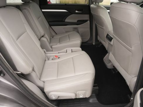Used 2015 Toyota Highlander XLE image 16