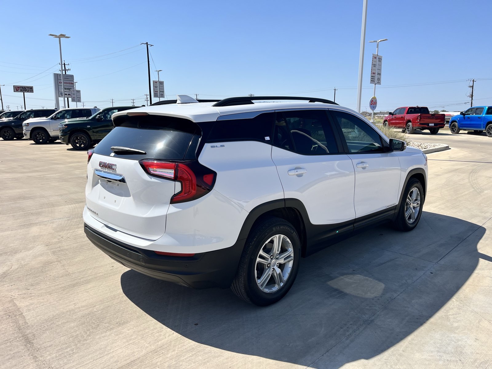 Used 2022 GMC Terrain SLE w/ Driver Convenience Package FWD image 3