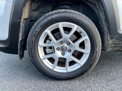 Used 2019 Jeep Renegade Latitude w/ Popular Equipment Group image 8